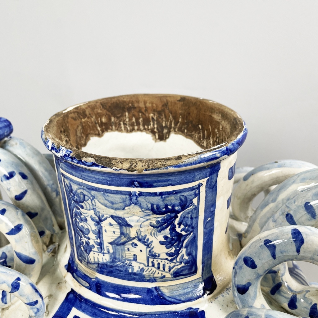 Vaso con coperchio in maiolica, 1715