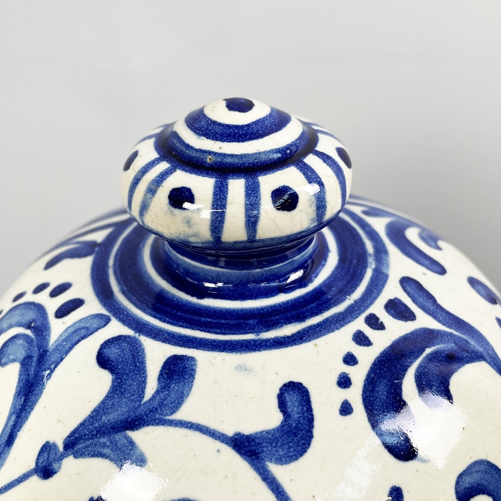 Vaso con coperchio in maiolica, 1715