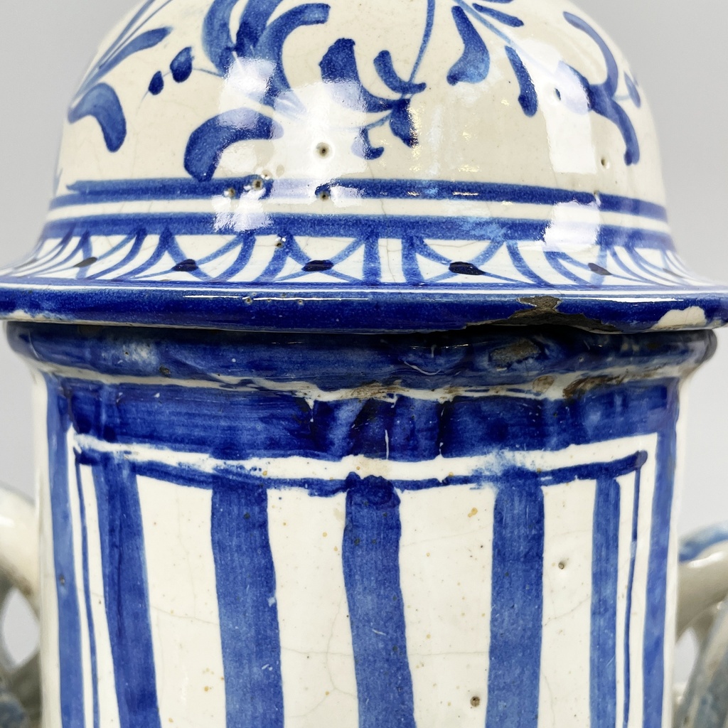Vaso con coperchio in maiolica, 1715