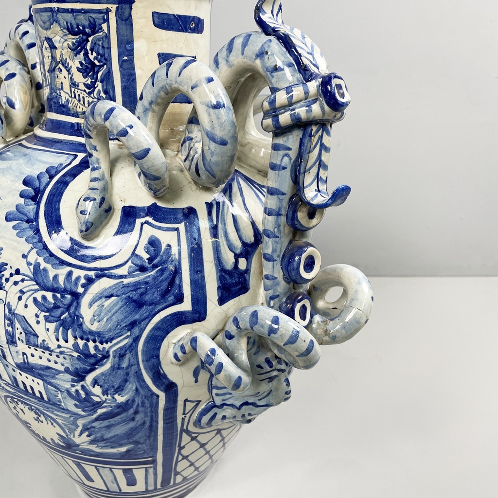 Vaso con coperchio in maiolica, 1715