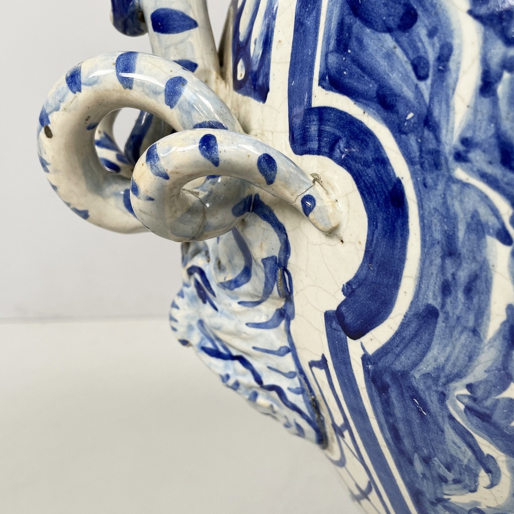 Vaso con coperchio in maiolica, 1715