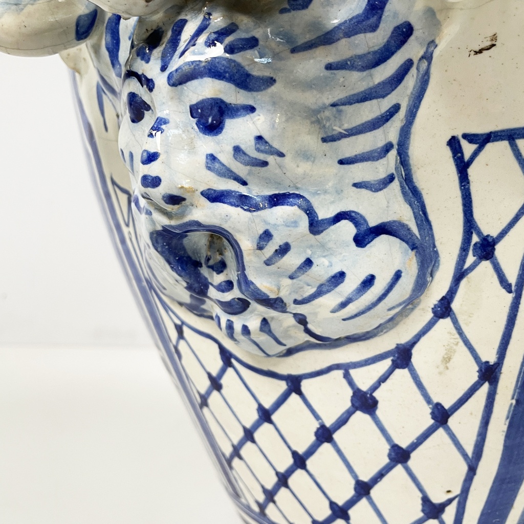 Vaso con coperchio in maiolica, 1715