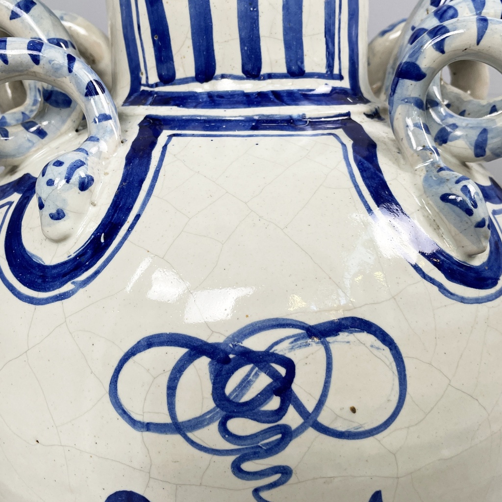Vaso con coperchio in maiolica, 1715