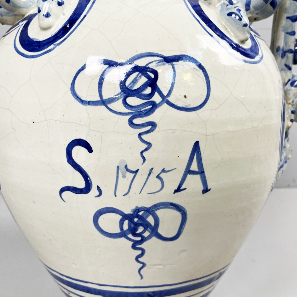 Vaso con coperchio in maiolica, 1715
