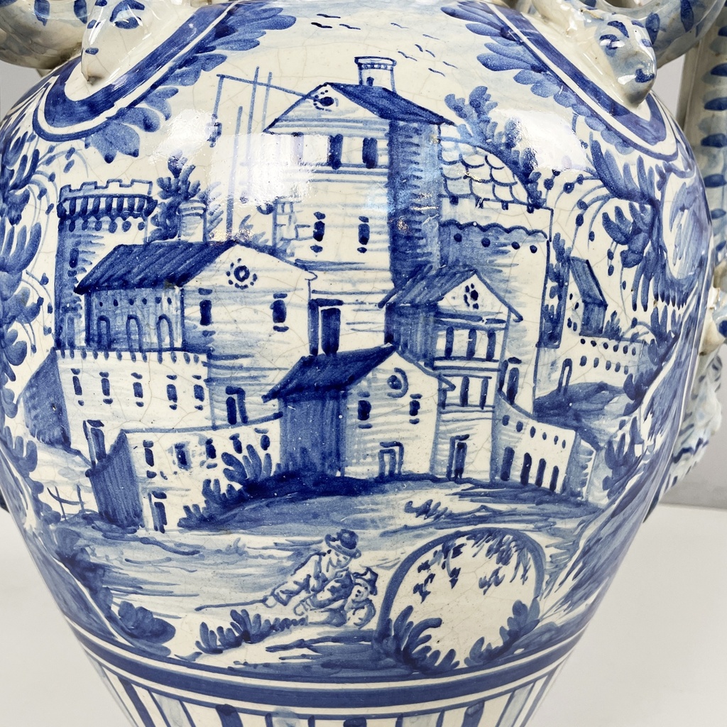 Vaso con coperchio in maiolica, 1715