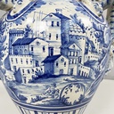 Vaso con coperchio in maiolica, 1715