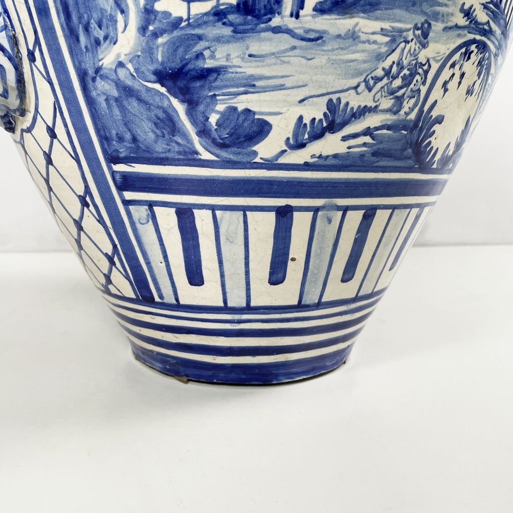 Vaso con coperchio in maiolica, 1715