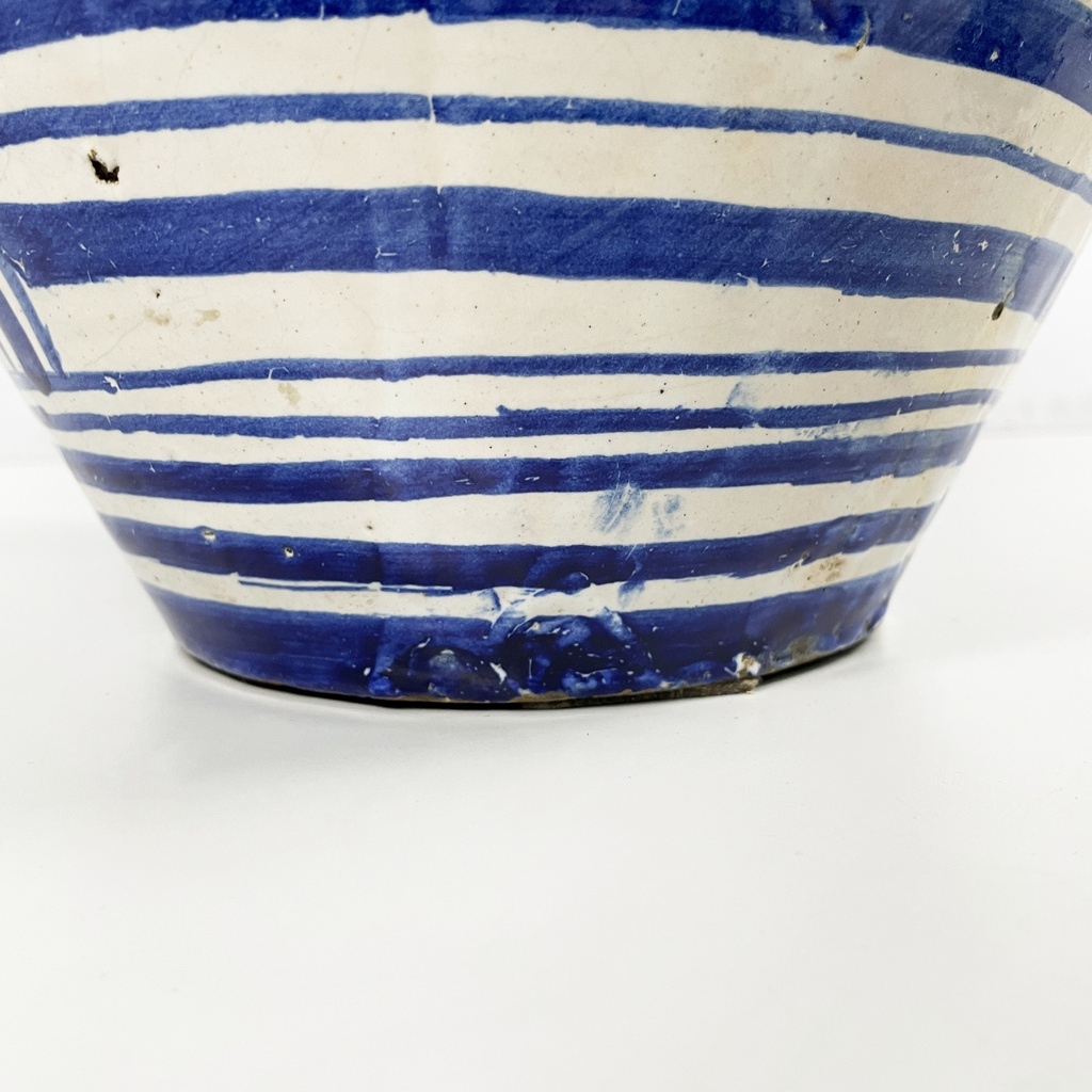 Vaso con coperchio in maiolica, 1715