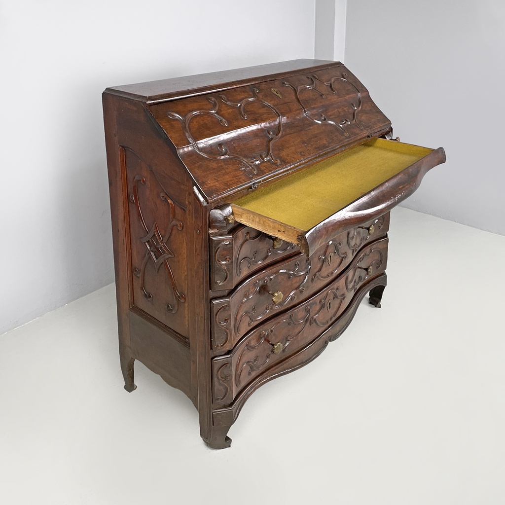 Cassettiera in legno con decorazioni, 1700 ca. 