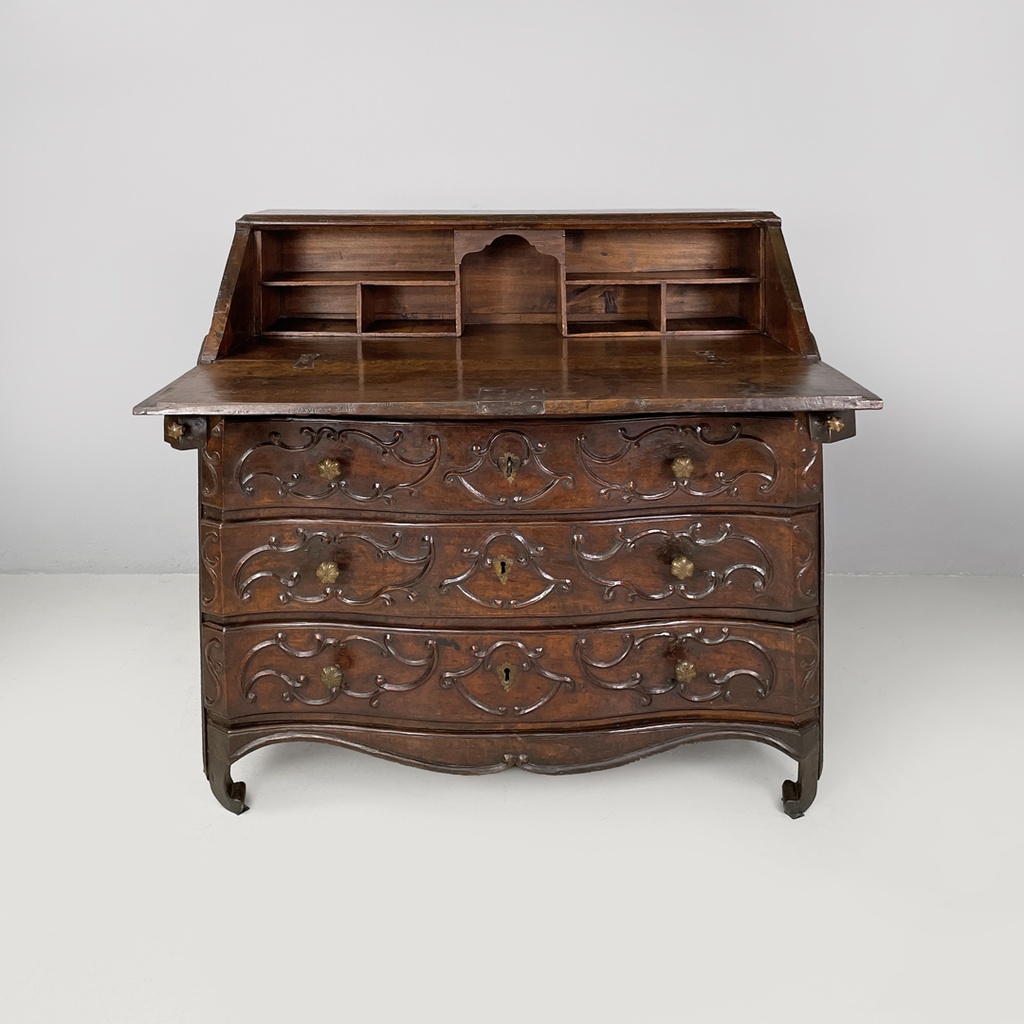 Cassettiera in legno con decorazioni, 1700 ca. 