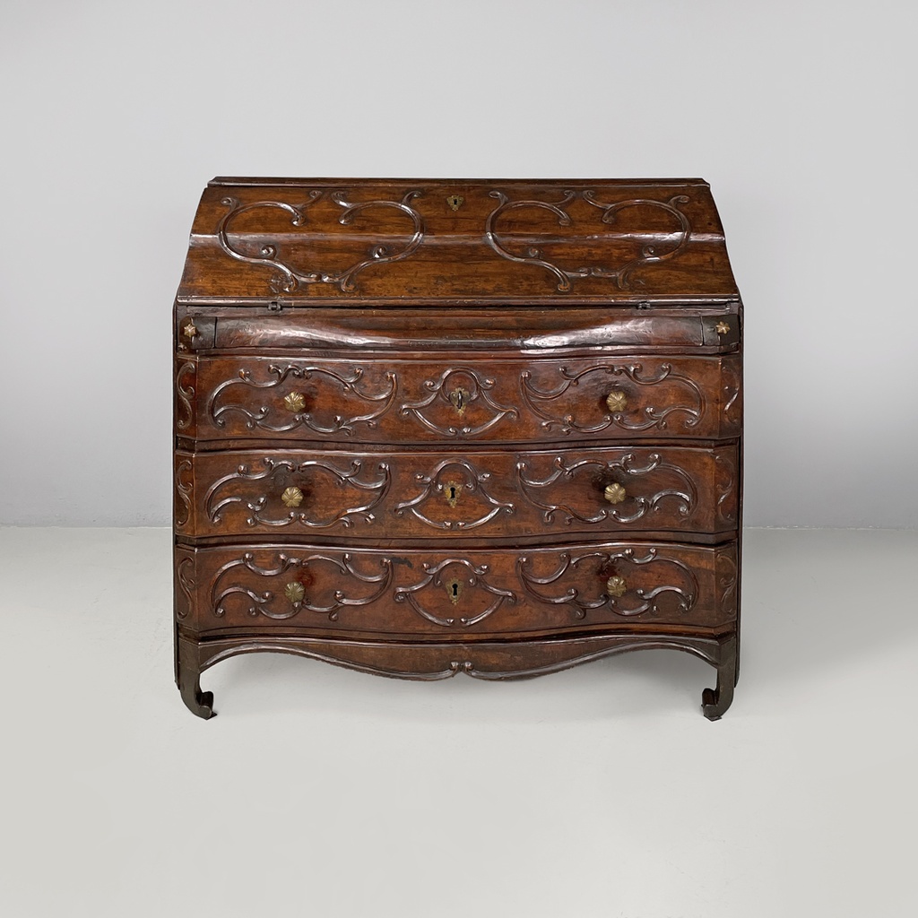 Cassettiera in legno con decorazioni, 1700 ca. 