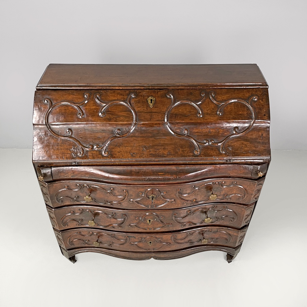 Cassettiera in legno con decorazioni, 1700 ca. 
