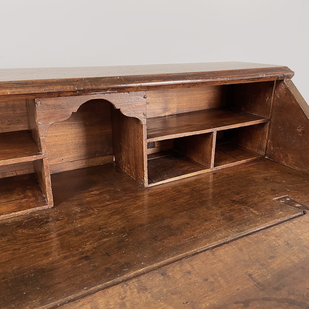 Cassettiera in legno con decorazioni, 1700 ca. 