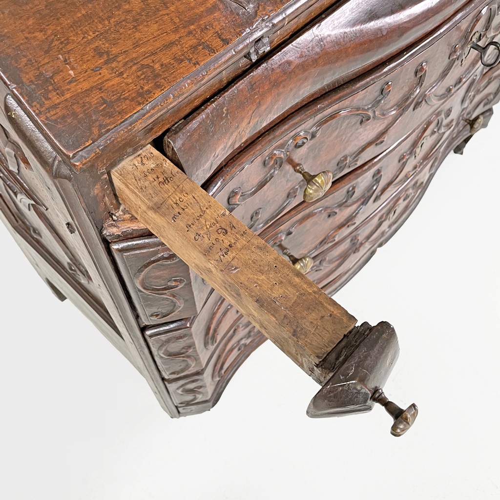 Cassettiera in legno con decorazioni, 1700 ca. 