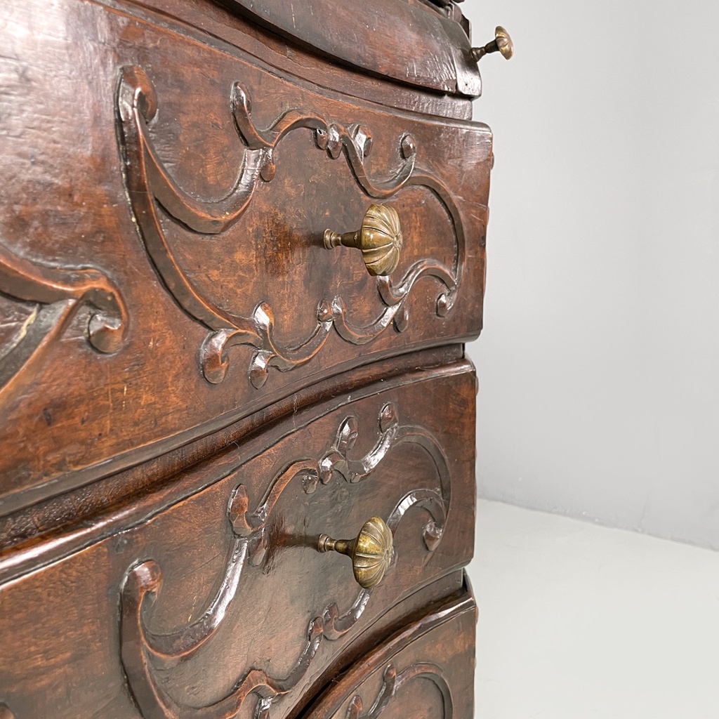 Cassettiera in legno con decorazioni, 1700 ca. 