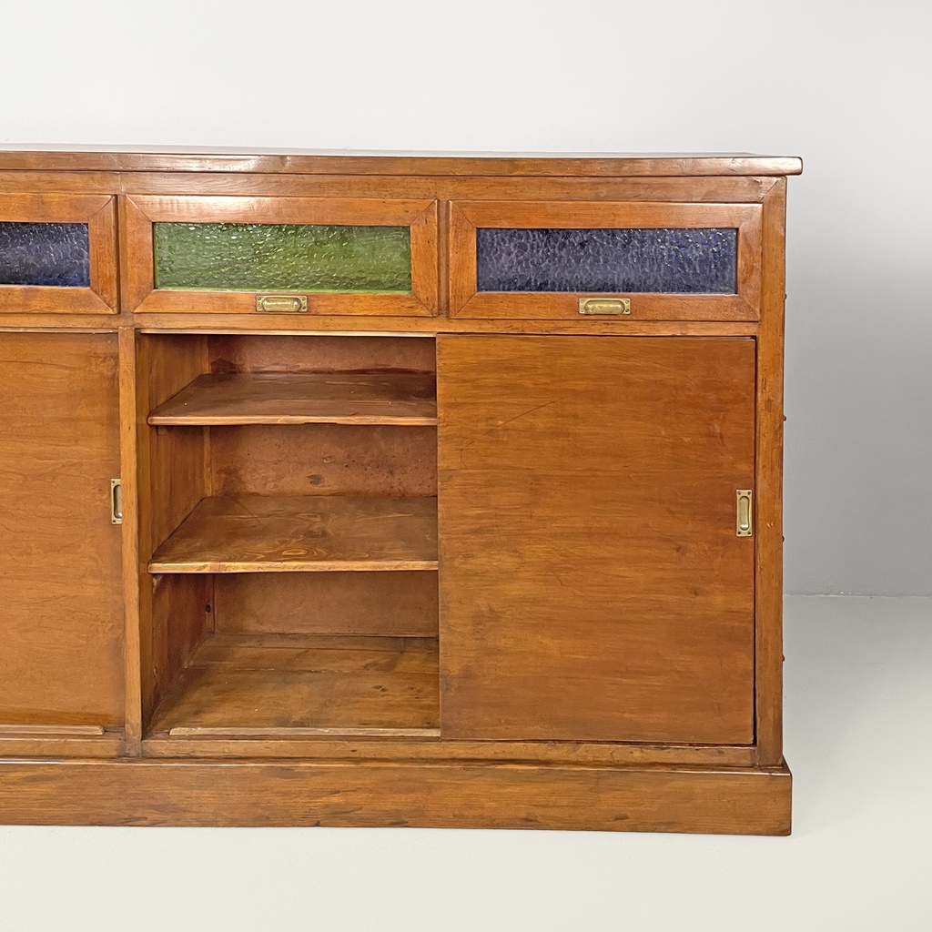 Credenza in legno con vetri colorati, 1930 ca.