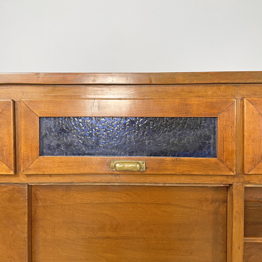 Credenza in legno con vetri colorati, 1930 ca.