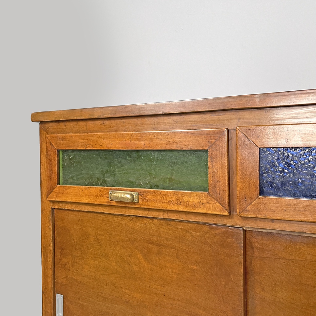 Credenza in legno con vetri colorati, 1930 ca.