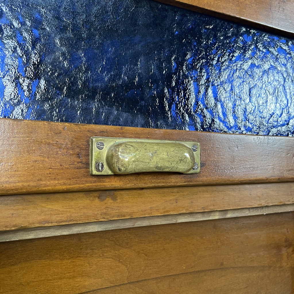 Credenza in legno con vetri colorati, 1930 ca.