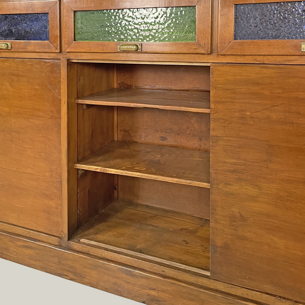Credenza in legno con vetri colorati, 1930 ca.