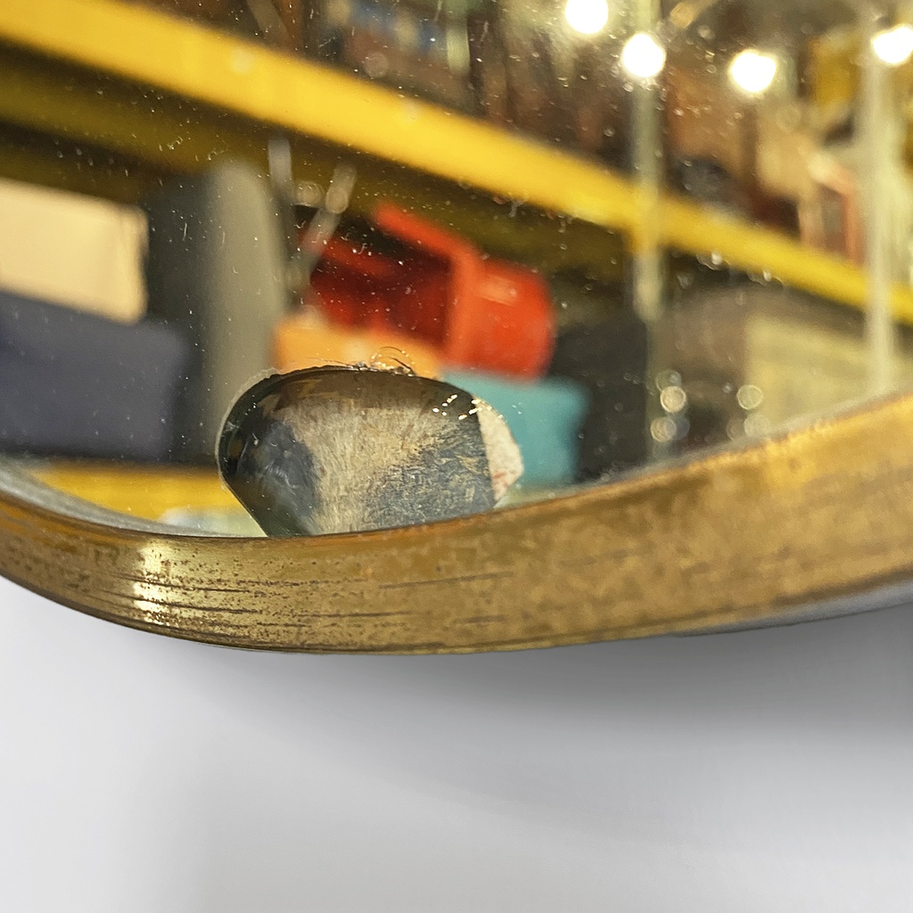 Specchio da parete in ottone con fregi, 1950 ca.