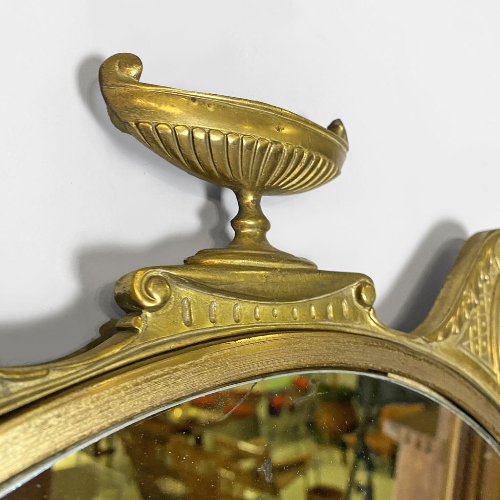 Specchio da parete in ottone con fregi, 1950 ca.