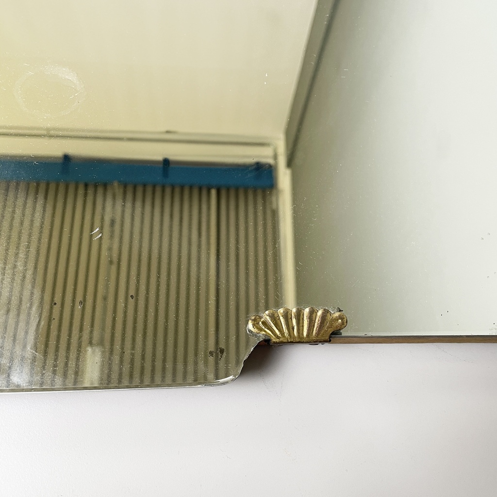 Specchio da parete con dettagli in ottone, 1940 ca.