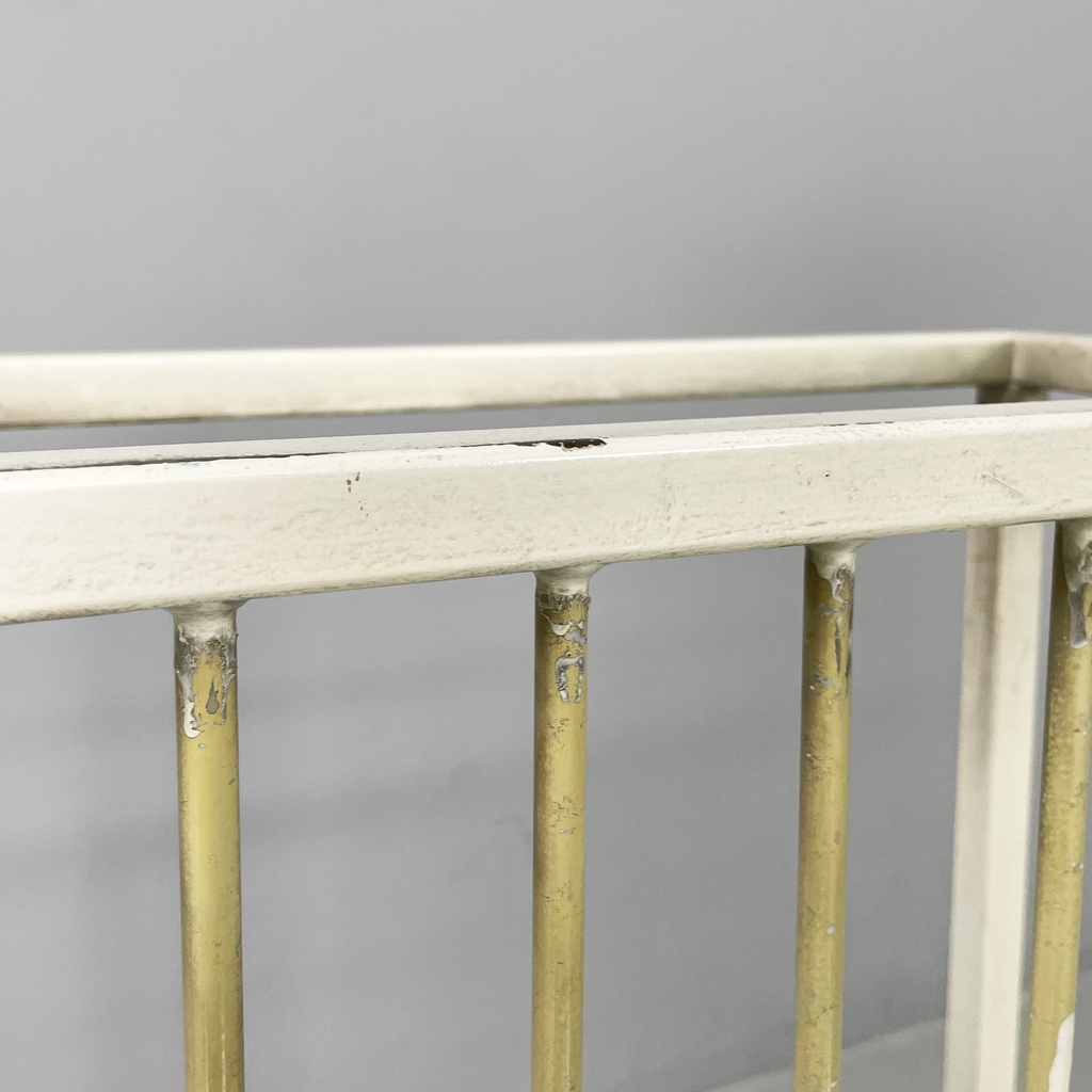 Copricalorifero in metallo bianco, 1950 ca.