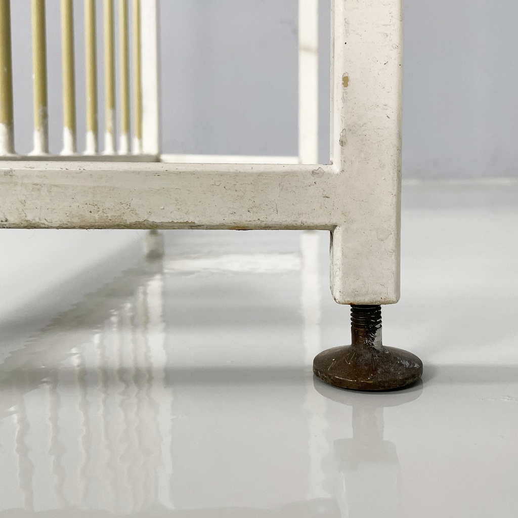 Copricalorifero in metallo bianco, 1950 ca.