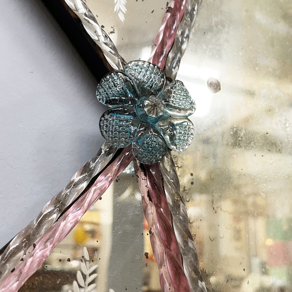 Specchio da parete con decorazioni in vetro, 1980 ca.