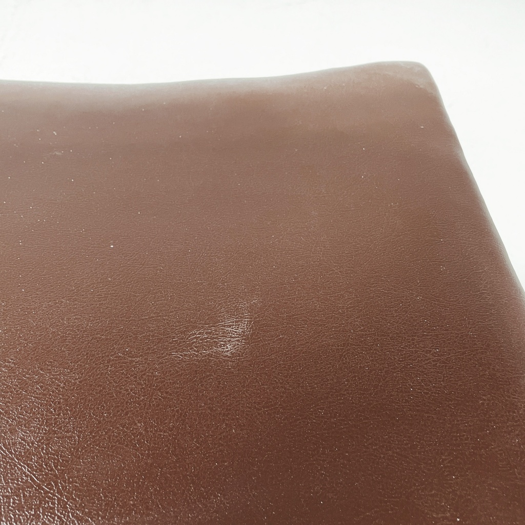 Pouf in pelle marrone e legno, 1960 ca.