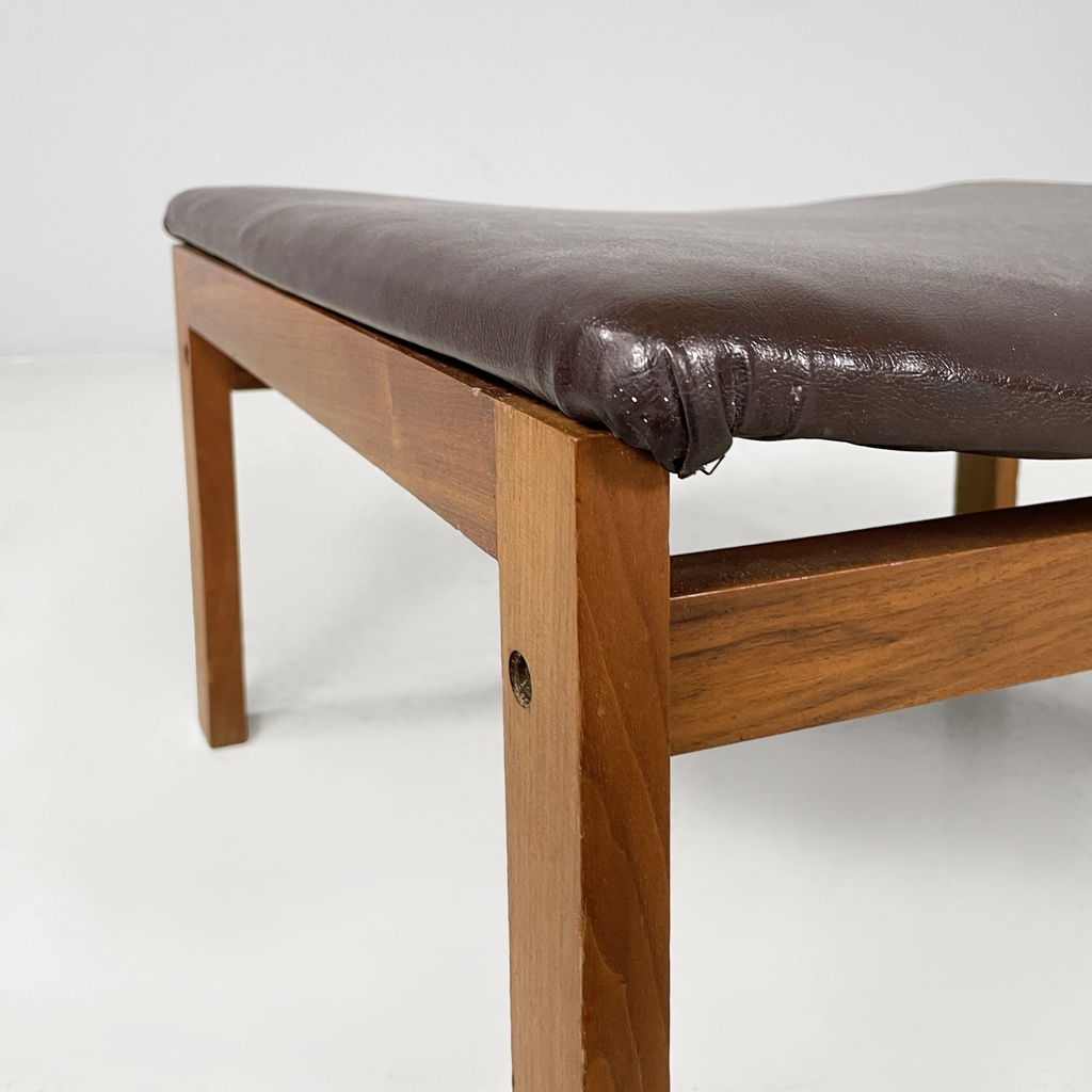 Pouf in pelle marrone e legno, 1960 ca.