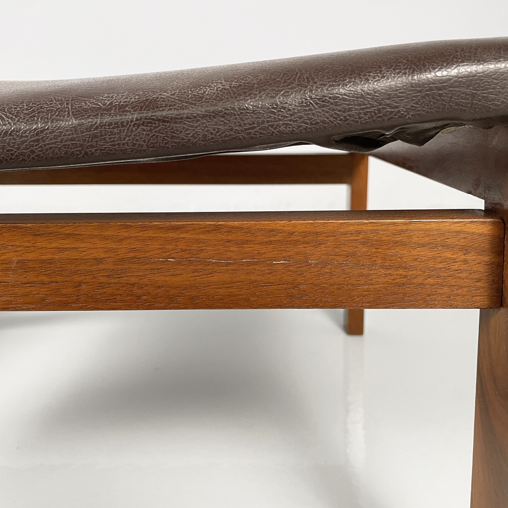 Pouf in pelle marrone e legno, 1960 ca.