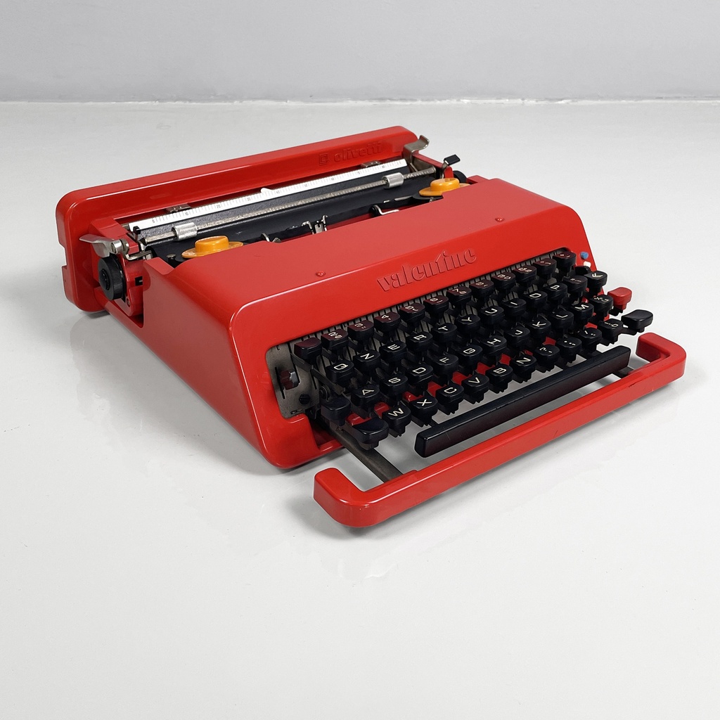 Macchina da scrivere Valentine di Ettore Sottsass e Perry A. King per Olivetti, 1970 ca.
