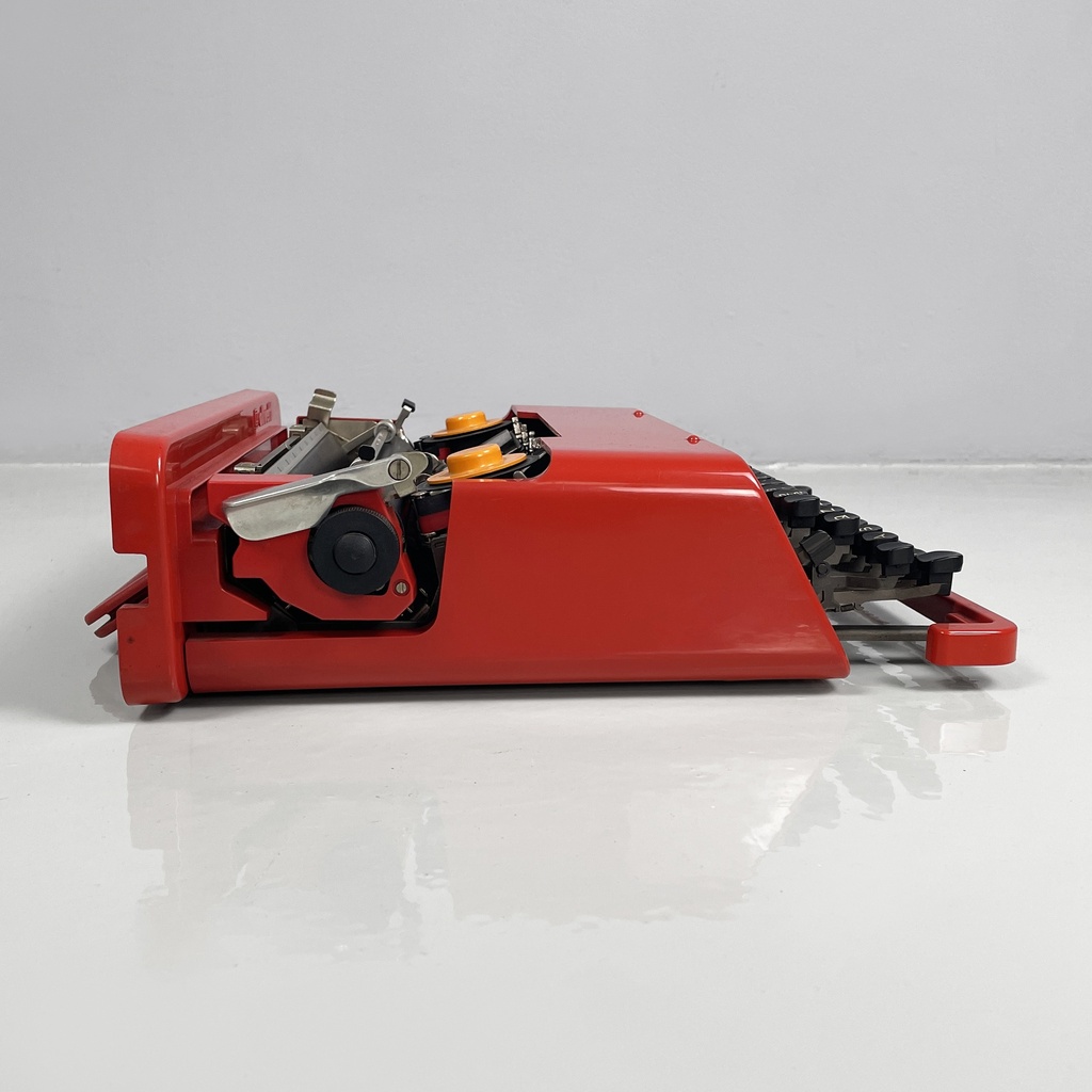 Macchina da scrivere Valentine di Ettore Sottsass e Perry A. King per Olivetti, 1970 ca.