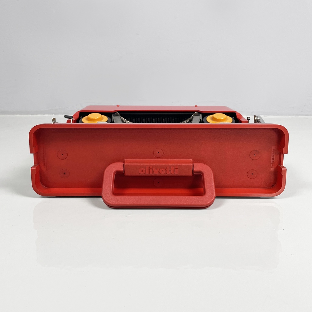 Macchina da scrivere Valentine di Ettore Sottsass e Perry A. King per Olivetti, 1970 ca.