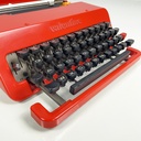Macchina da scrivere Valentine di Ettore Sottsass e Perry A. King per Olivetti, 1970 ca.