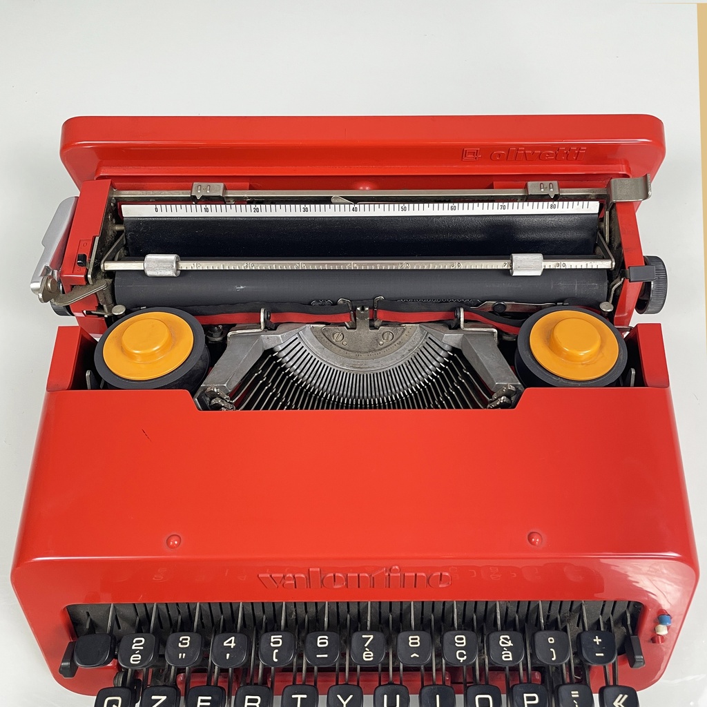 Macchina da scrivere Valentine di Ettore Sottsass e Perry A. King per Olivetti, 1970 ca.