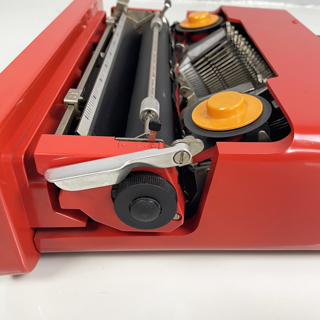 Macchina da scrivere Valentine di Ettore Sottsass e Perry A. King per Olivetti, 1970 ca.