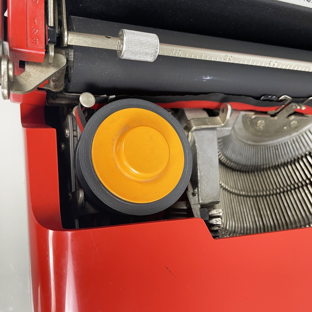 Macchina da scrivere Valentine di Ettore Sottsass e Perry A. King per Olivetti, 1970 ca.