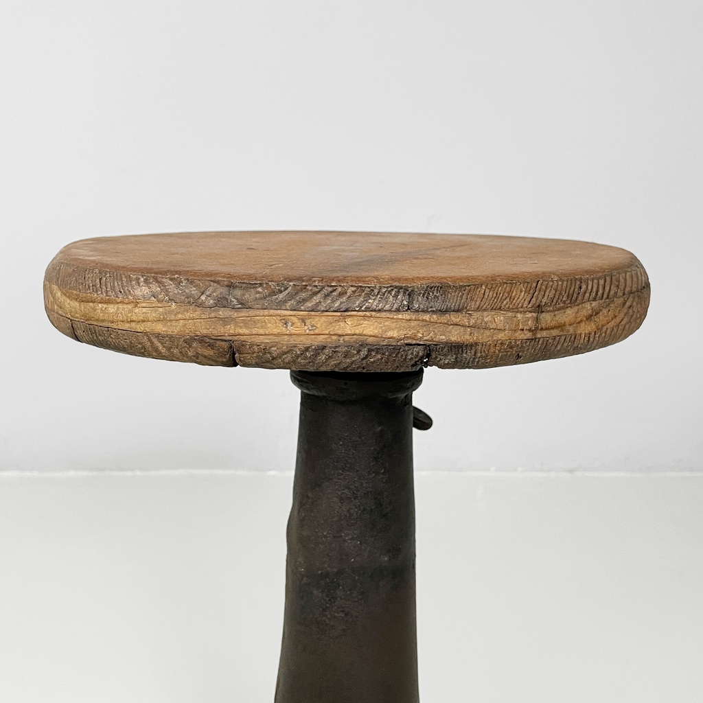 Sgabelli in legno e ghisa, 1930 ca.