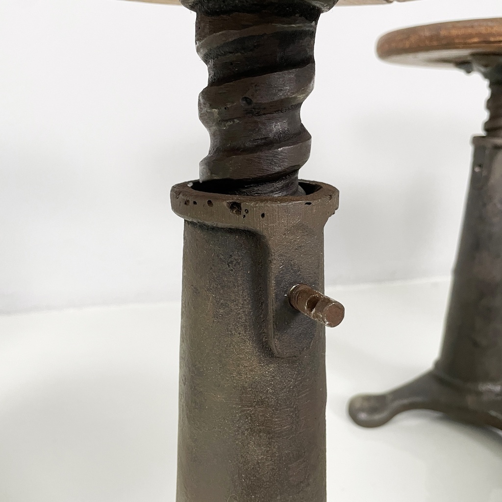 Sgabelli in legno e ghisa, 1930 ca.