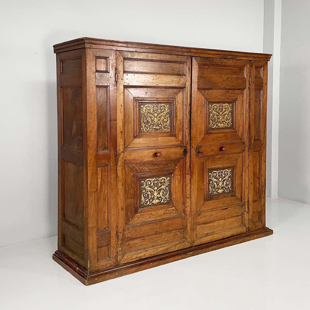 Armadio con ante decorate in legno, 1800 ca.