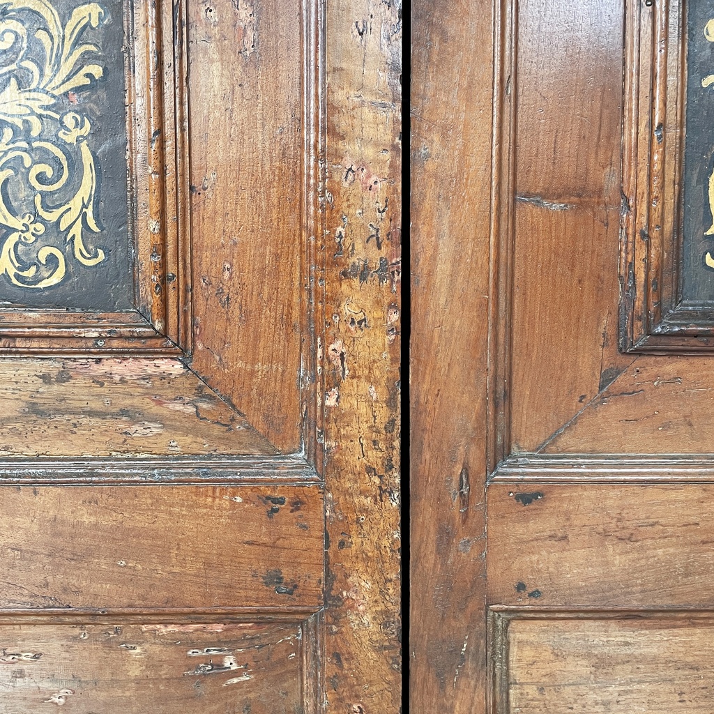 Armadio con ante decorate in legno, 1800 ca.