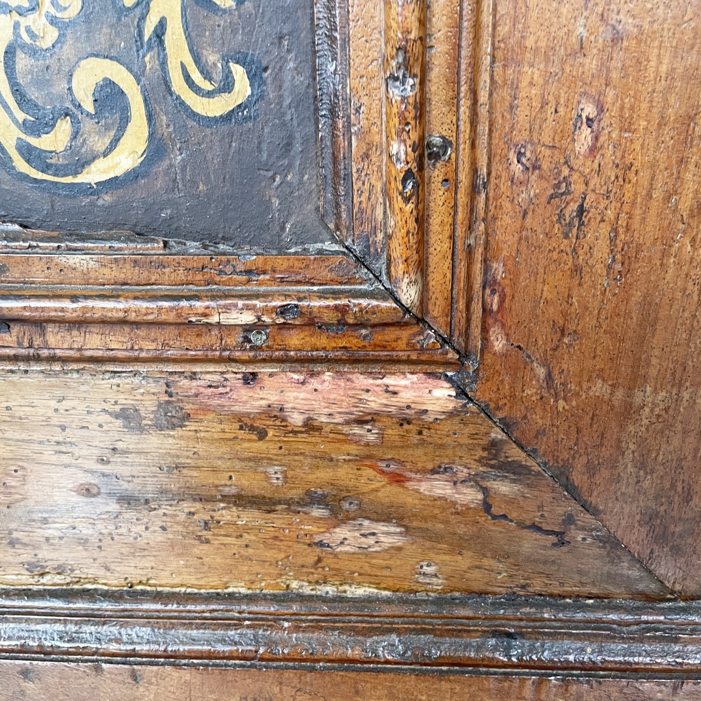 Armadio con ante decorate in legno, 1800 ca.