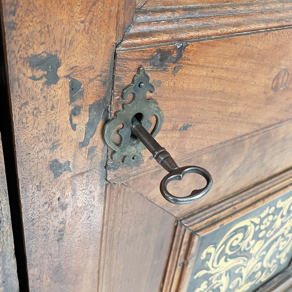 Armadio con ante decorate in legno, 1800 ca.