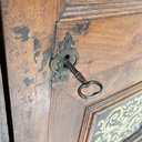 Armadio con ante decorate in legno, 1800 ca.
