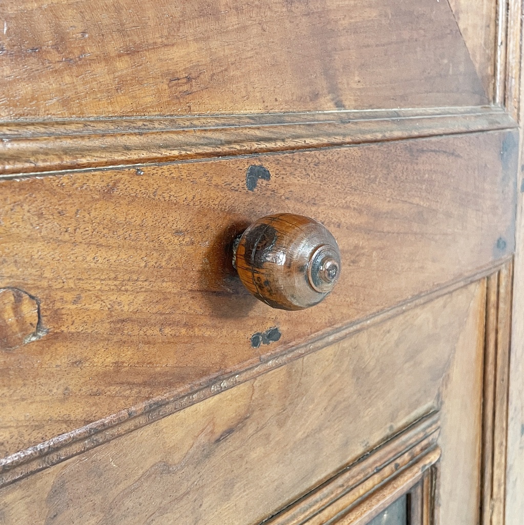 Armadio con ante decorate in legno, 1800 ca.