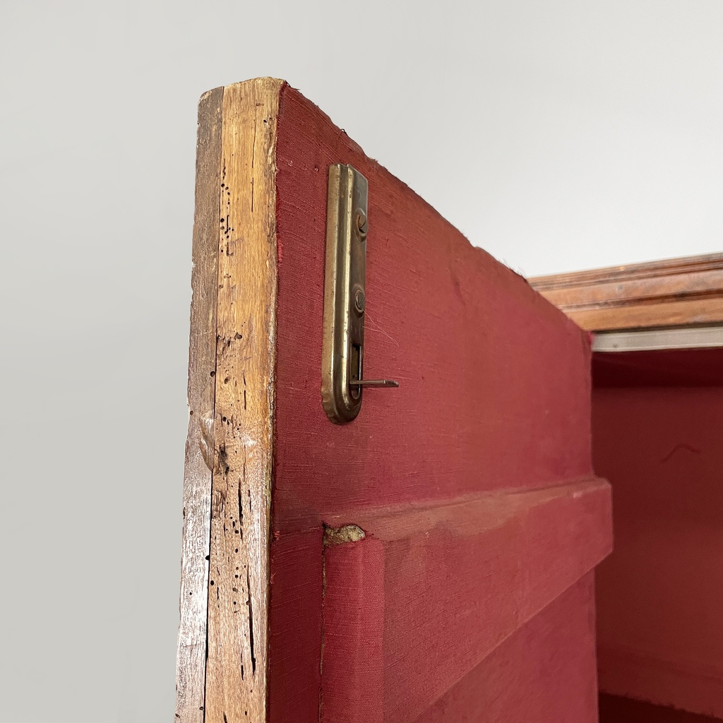 Armadio con ante decorate in legno, 1800 ca.