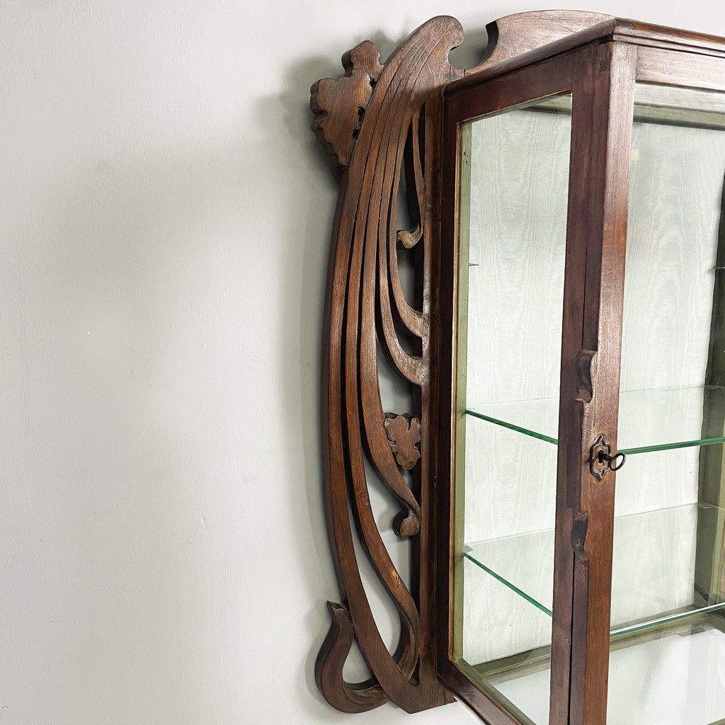 Vetrina da parete in legno e vetro, inizio 1900 ca.